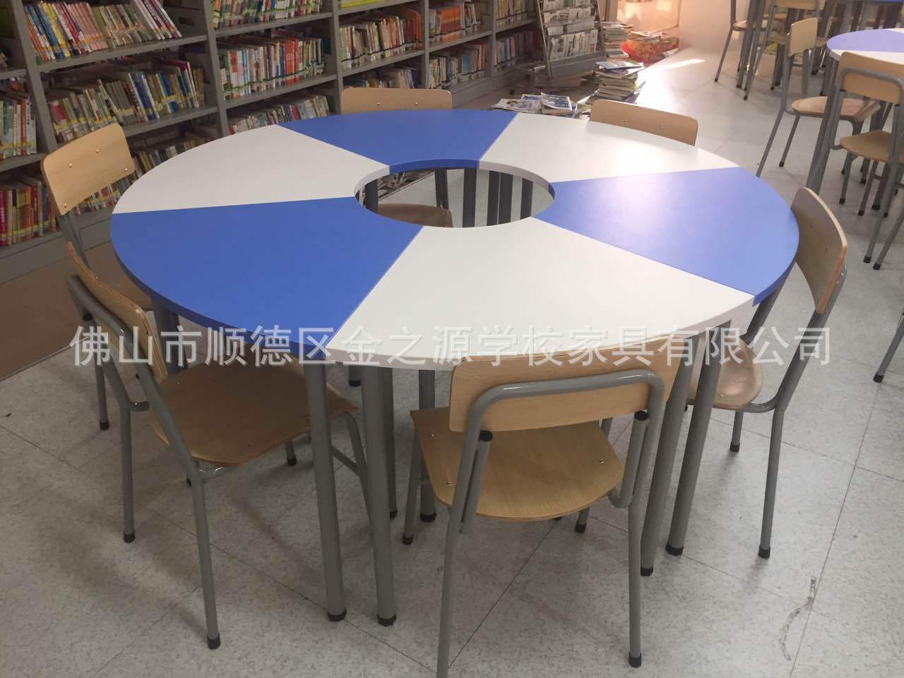 彩色儿童扇形组合桌椅